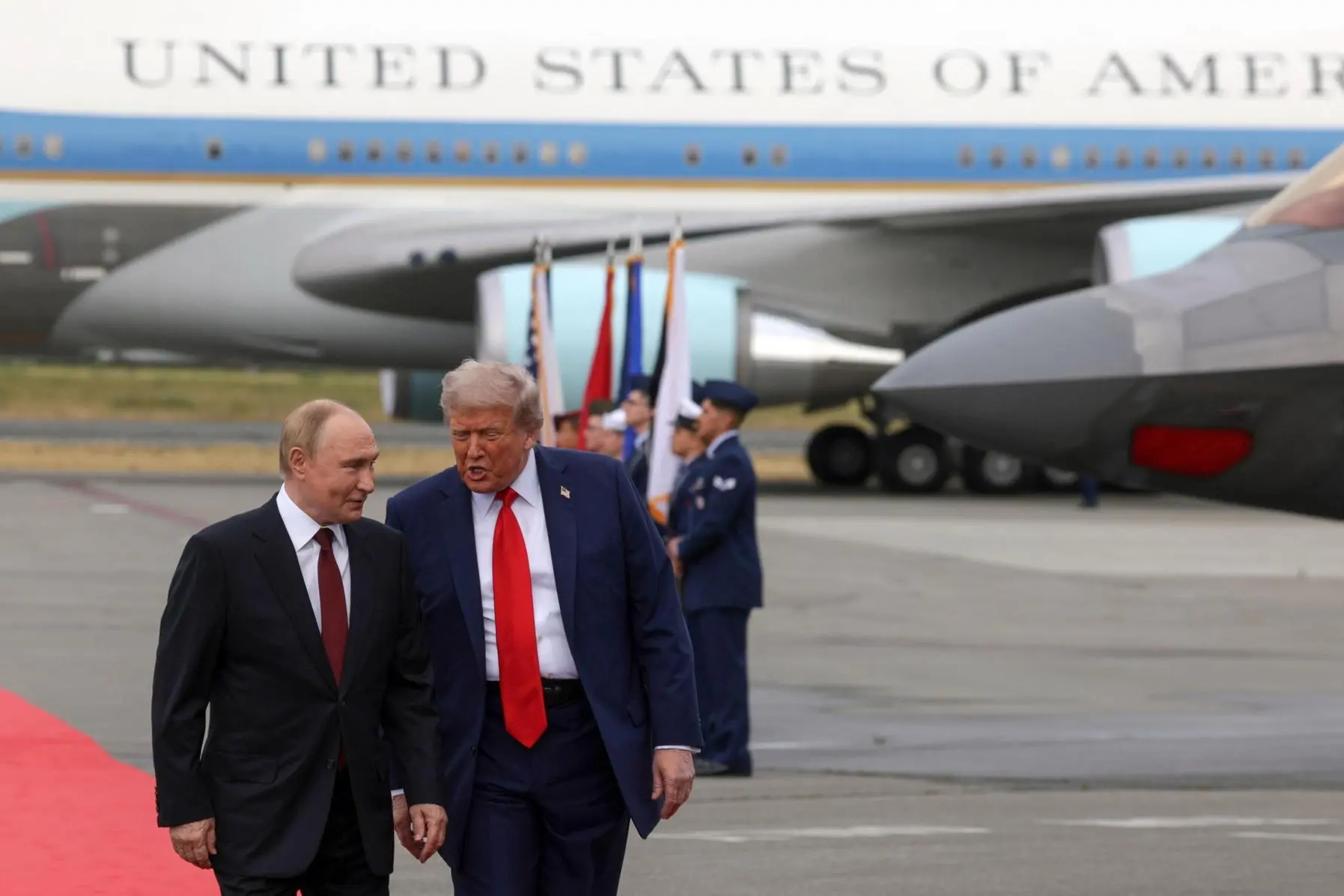 US President Donald Trump (R) welcomes Russian President Vladimir Putin