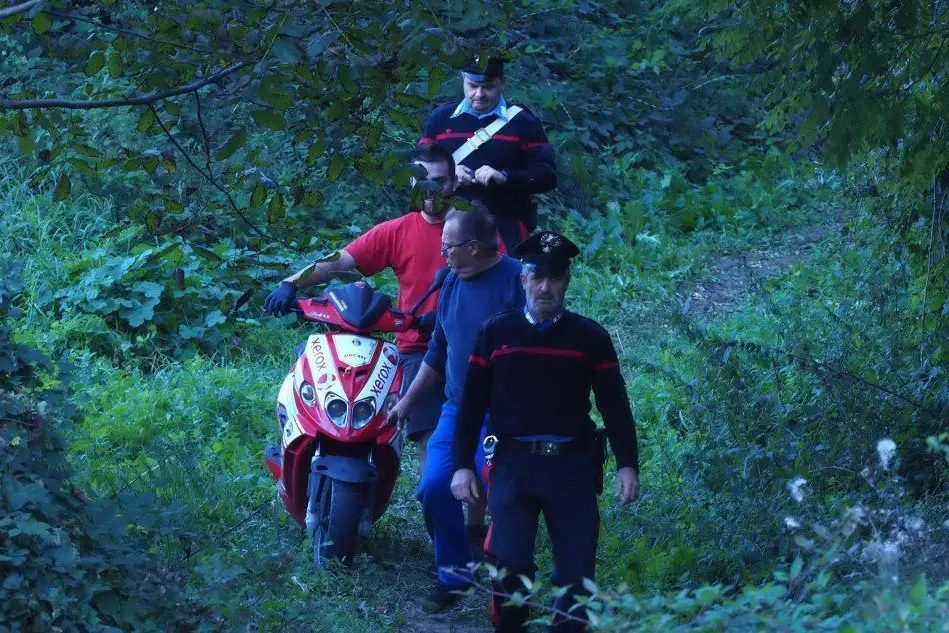 I carabinieri recuperano lo scooter della vittima (Ansa)