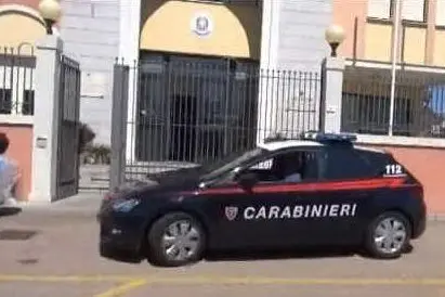 Carabinieri davanti alla caserma di Olbia