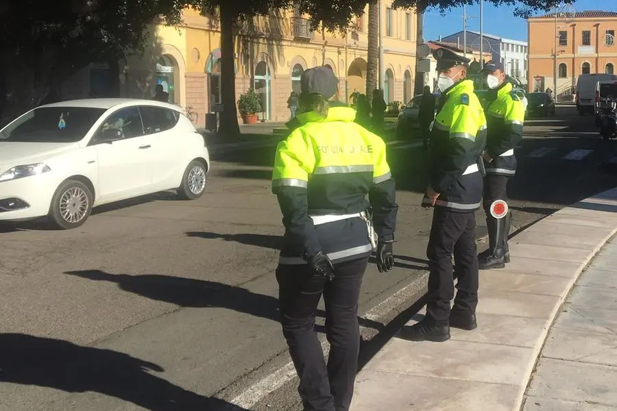 La polizia locale di Oristano in piazza Roma (Foto Sanna)