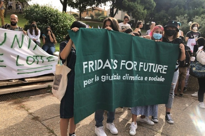 Clima, migliaia di studenti in piazza, anche a Cagliari e Sassari: “Agire subito per salvare la Terra”