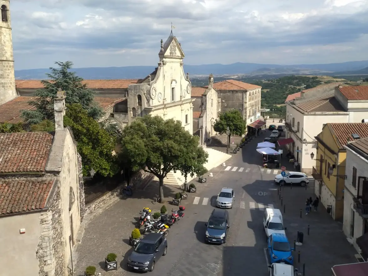 In Ploaghe, a woman dies after being hit by an elderly man reversing; rescue efforts are unsuccessful. Una veduta di Ploaghe