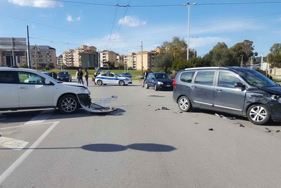 Scontro tra due auto a Sant'Elia: ferito un 33enne di Quartu