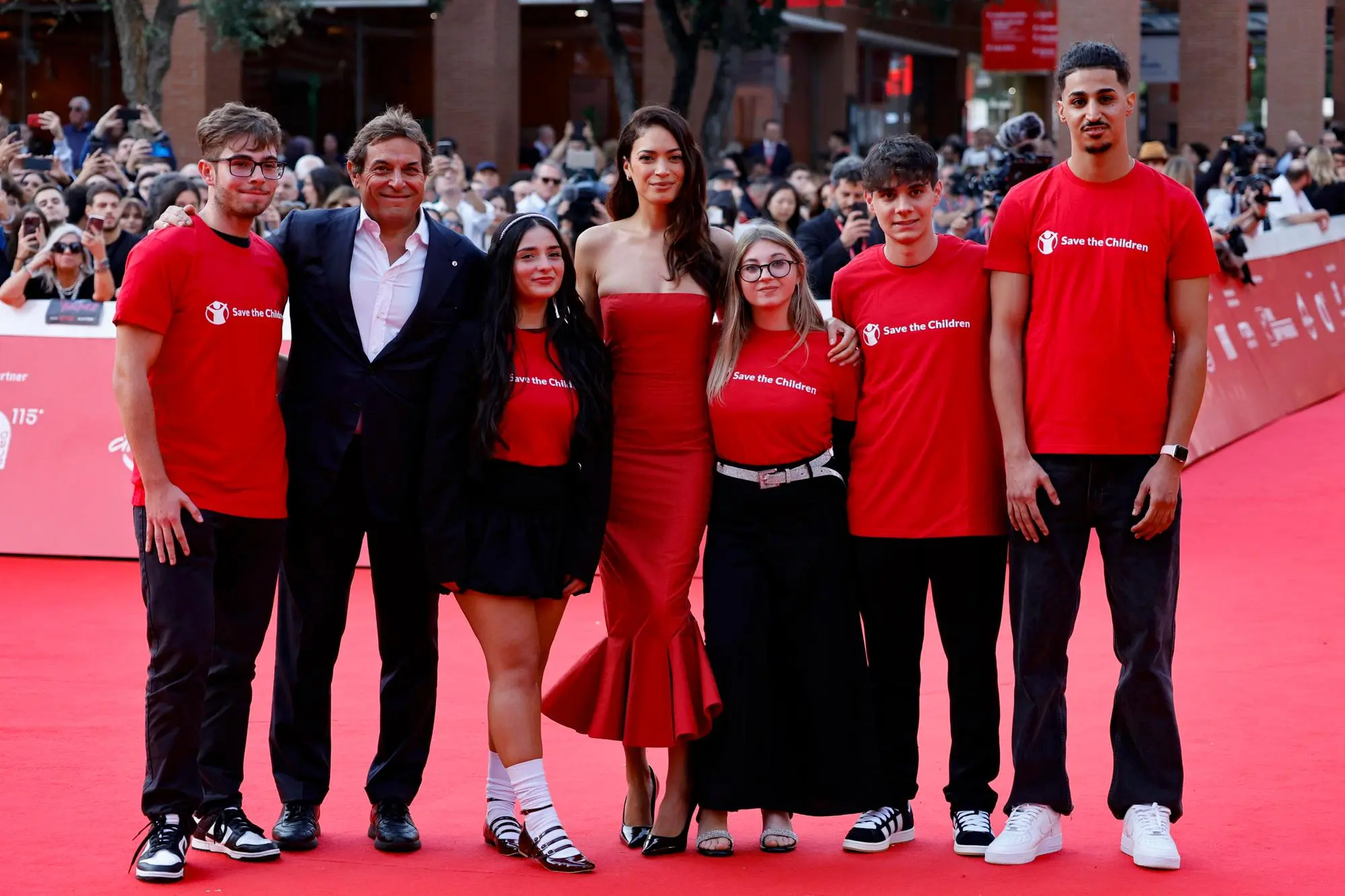 Elodie con il presidente di Save The Children Italia Claudio Tesauro e i ragazzi protagonisti del documentario "Fuori dai margini" alla Festa del Cinema di Roma (Foto ANSA/FABIO FRUSTACI)