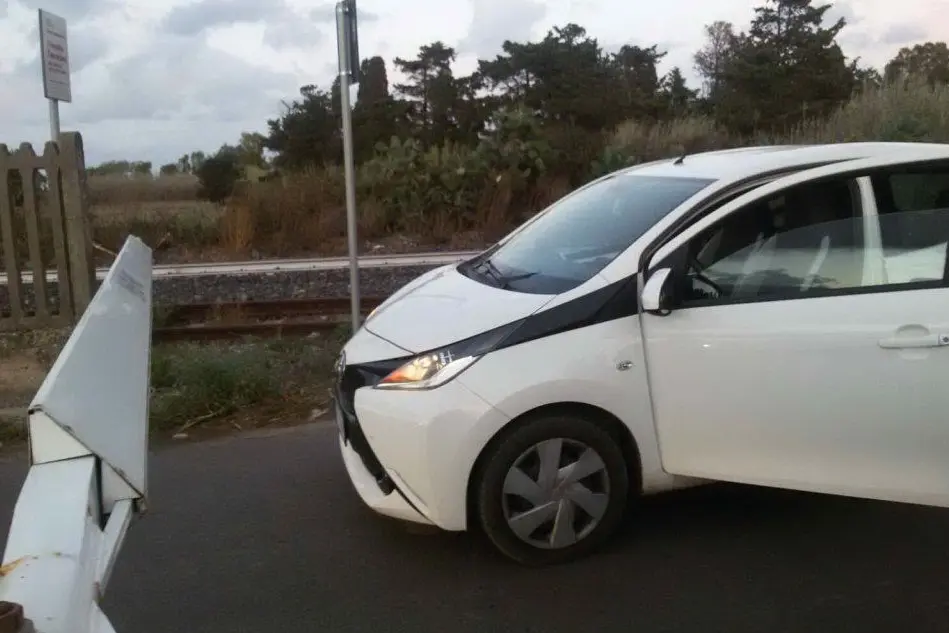 La giovane è rimasta intrappolata tra i binari