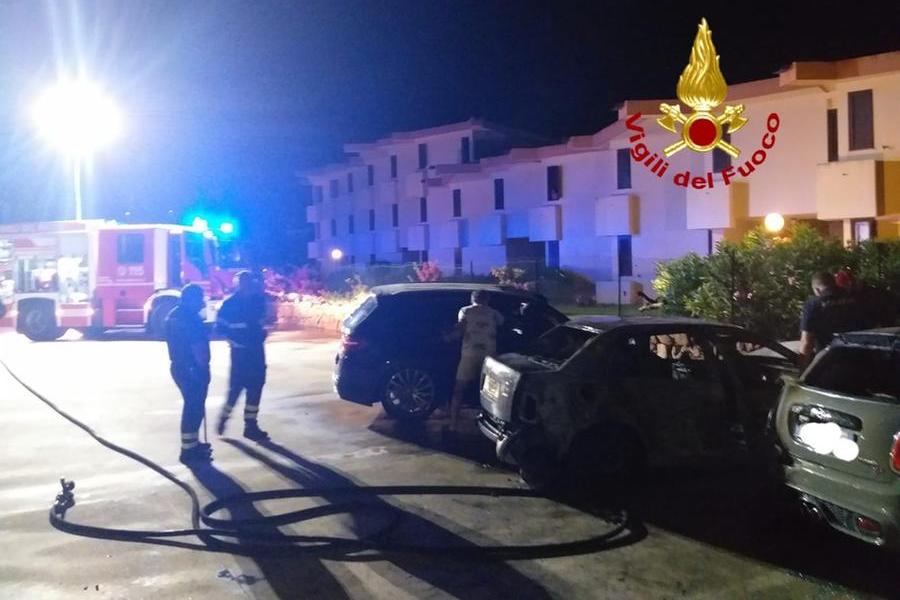 Golfo Aranci, tre auto a fuoco nella notte: intervengono i vigili del fuoco