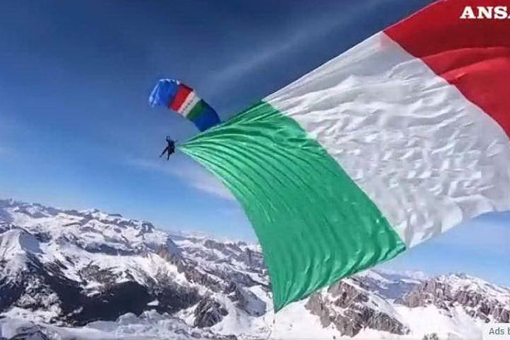 Si chiudono i Mondiali di sci: i paracadutisti col Tricolore sorvolano Cortina