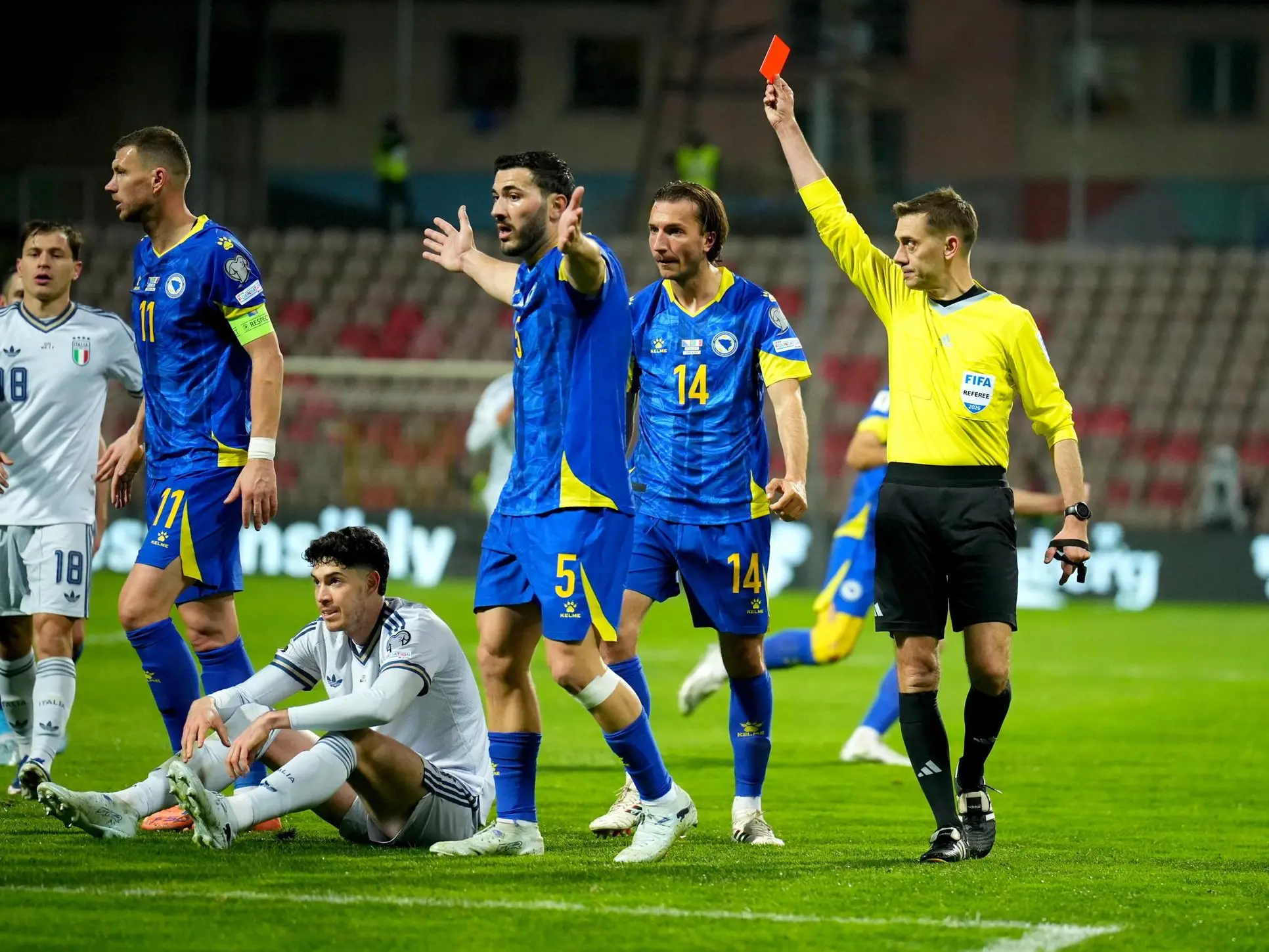 L'arbitro Clément Turpin mostra il cartellino rosso ad Alessandro Bastoni in Bosnia-Italia (foto Epa/Ansa)