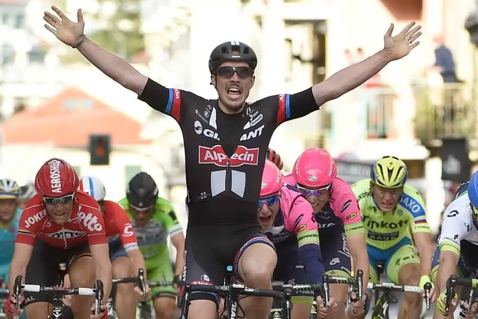 John Degenkolb a braccia alzate sul traguardo della Milano-Sanremo 2015