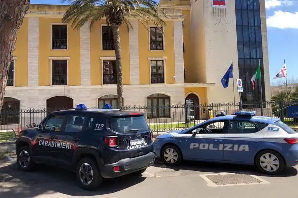 Carabinieri e polizia a Iglesias (Foto Carabinieri)