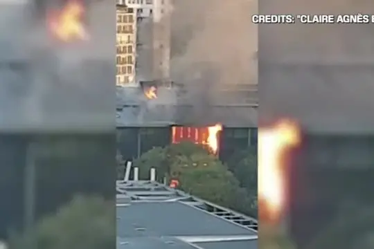 Francia, a fuoco l'ingresso del liceo Mandela di Nantes