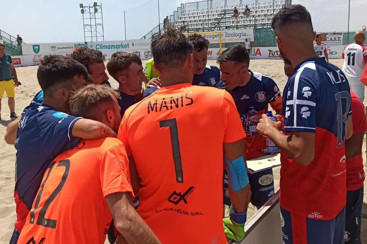 La squadra del Cagliari Beach Soccer prima della partita col Bologna (foto concessa dalla società)