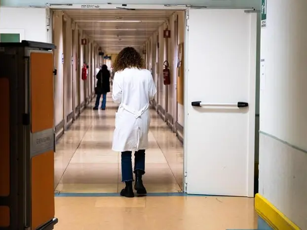 Una dottoressa nei corridoi dell'ospedale Agostino Gemelli a Roma il 25 gennaio 2023. ANSA / DANILO SCHIAVELLA (salute, ospedale, reparto, donna, dottoressa, lavoro, generica, simbolica)