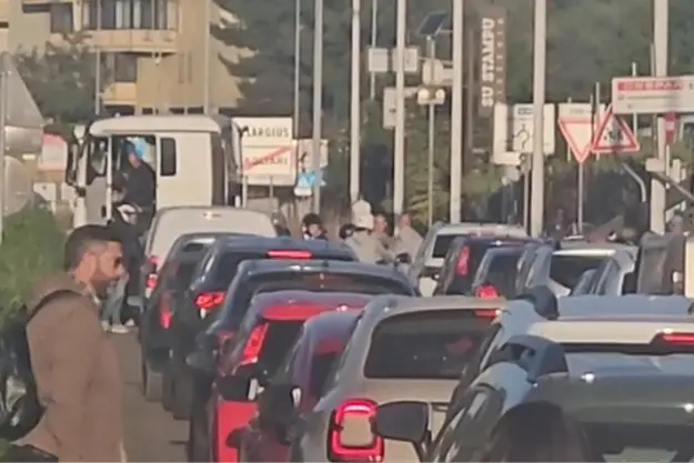 Cagliari, camion gru di traverso in mezzo alla strada: traffico nel caos nella zona del Brotzu