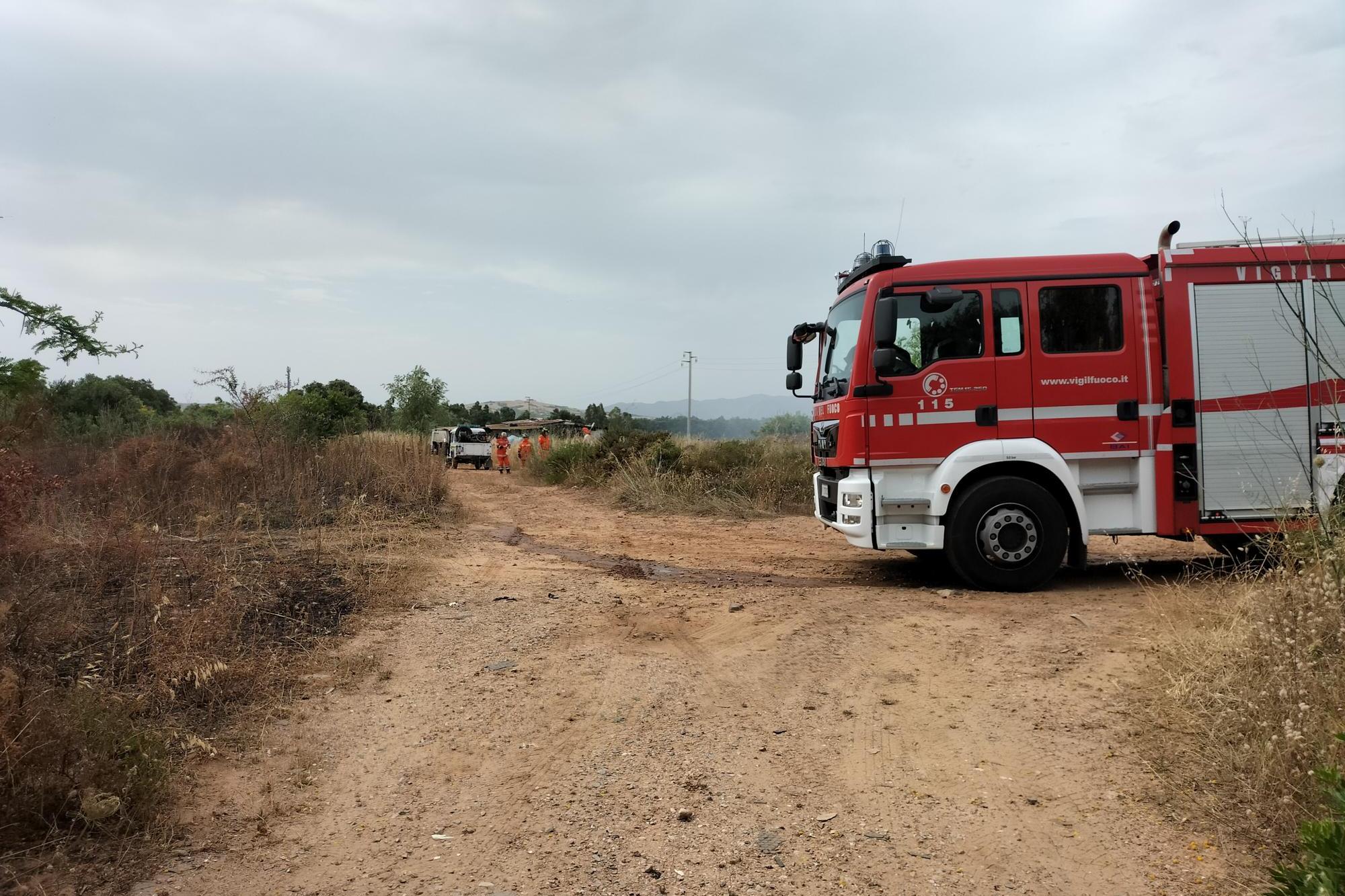 Carbonia, der Müll, der in der Nähe des Roma-Lagers zurückgelassen wurde, brennt