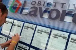 Un giovane che cerca lavoro
