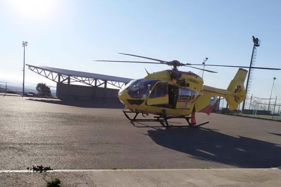 L’elicottero dell’Areus atterra al campo sportivo di Santu Lussurgiu (foto Joseph Pintus)