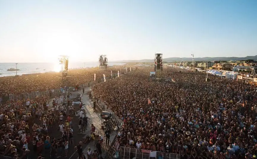 L'incredibile folla raccolta a Cerveteri (foto da Facebook @Jovanotti)