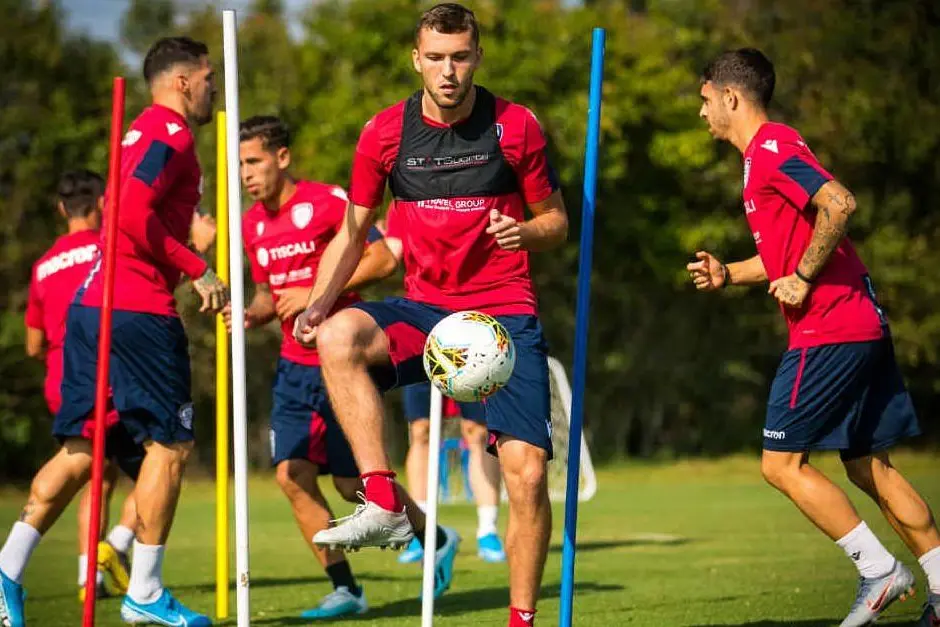 L'allenamento del Cagliari ad Asseminello (foto Twitter del club)