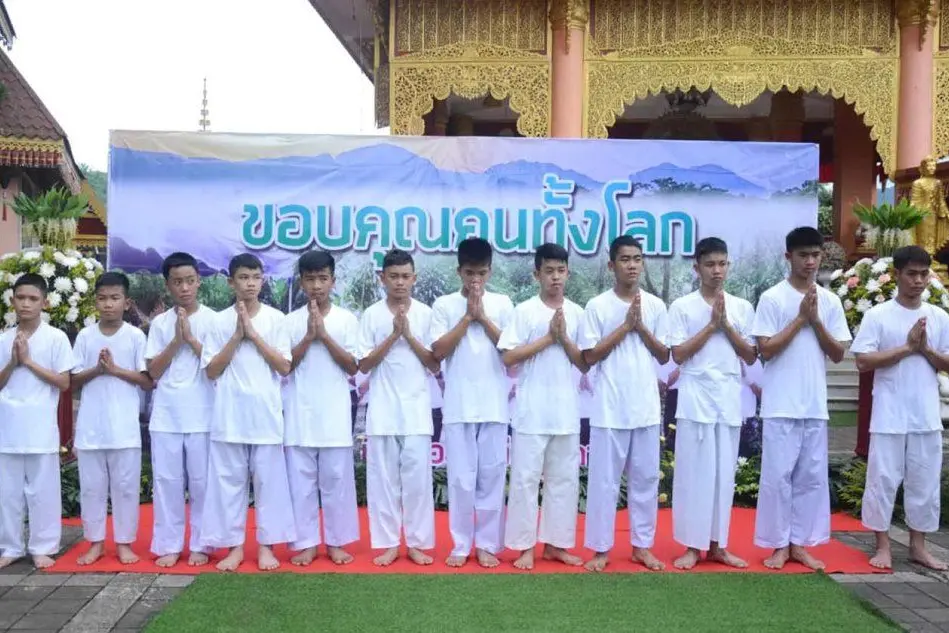 I giovani calciatori tailandesi dopo il miracoloso salvataggio. (Foto Ansa)