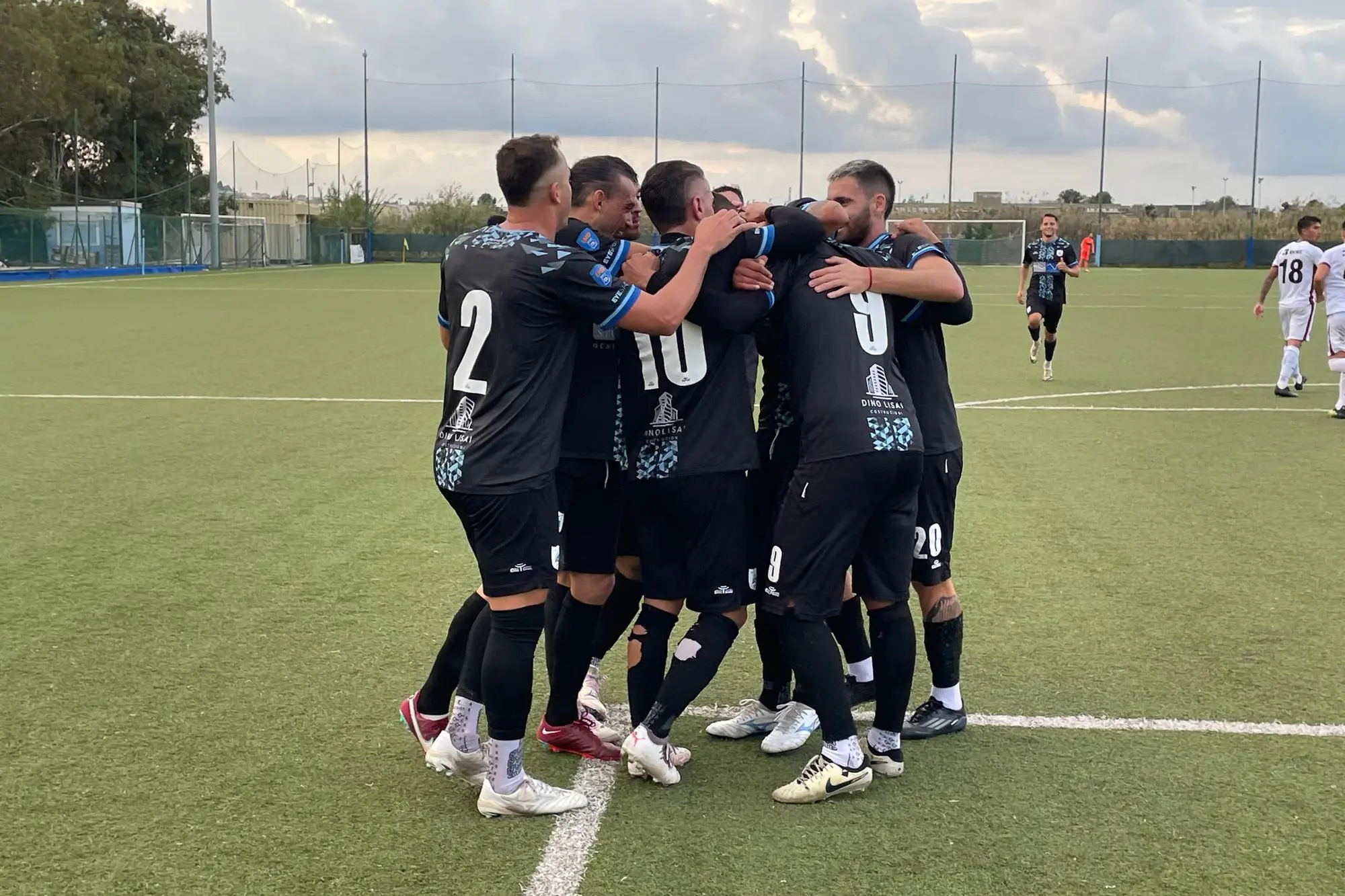 Un'esultanza del Budoni dopo uno dei gol segnati in Eccellenza (foto Spignesi)