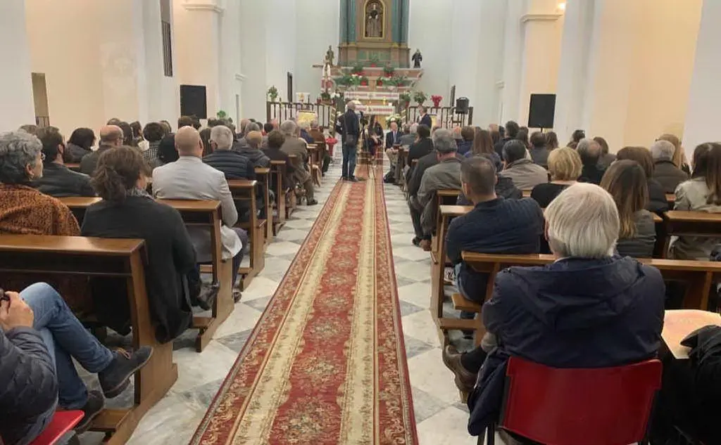 La chiesa di Santa Restituta gremita
