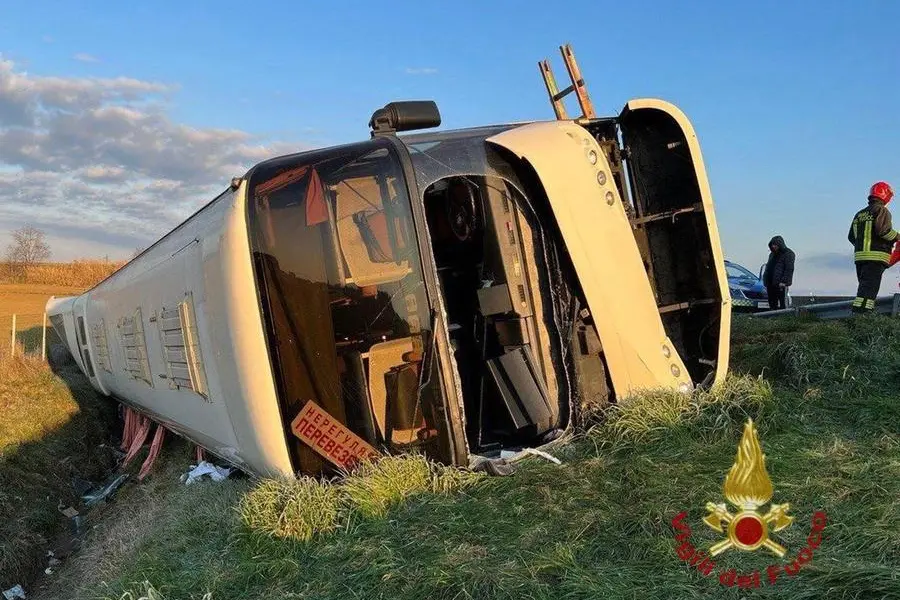 Il bus (foto Vigili del fuoco)