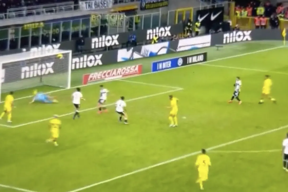Poi il ritorno a Parma, in B, dove a 45 anni ancora compie miracoli come questo su Dzeko, fatto recentemente, nel match di Coppa Italia contro l'Inter