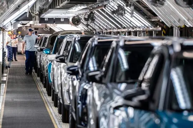 Una catena di montaggio (Foto archivio)