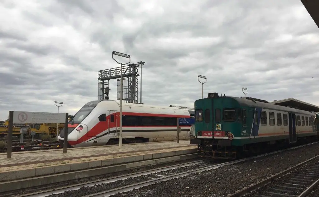I treni fermi alla stazione di Oristano