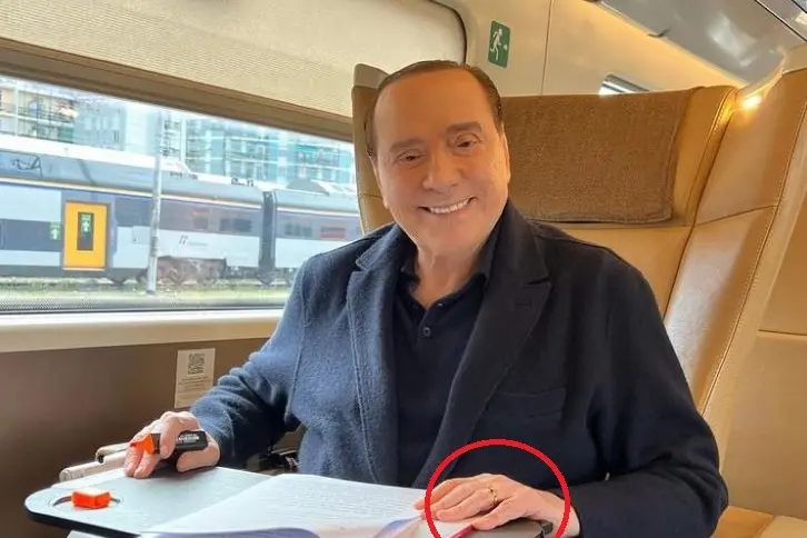 Berlusconi with a wedding ring (from Instagram)