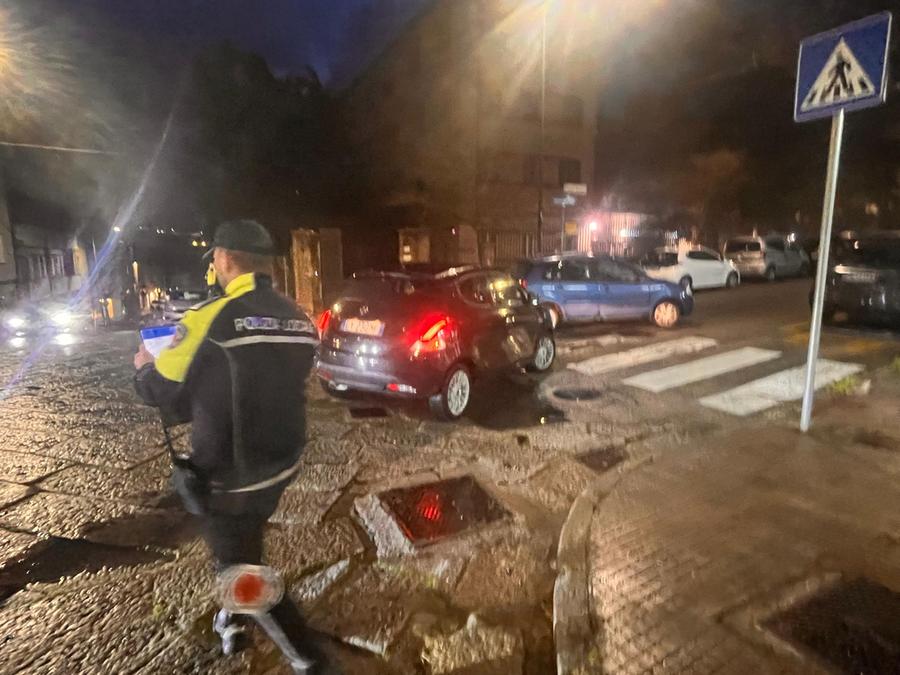 Nuoro, travolto sulle strisce pedonali: anziano in ospedale