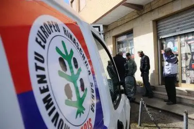 Un furgoncino col simbolo di "Meris" davanti alla casa di Doddore - foto Chergia