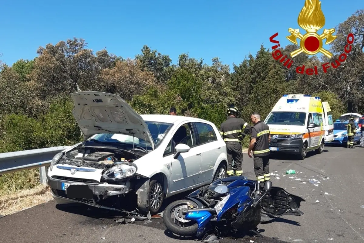 Die beiden Fahrzeuge nach dem Unfall (Foto Feuerwehr)