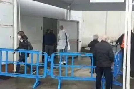 L'hub vaccinale Promocamera di Sassari (L'Unione Sarda - Tellini)