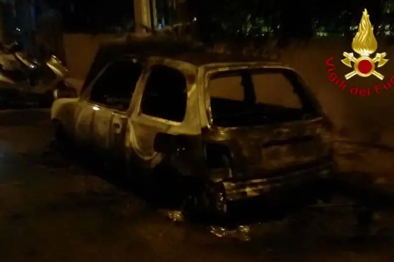 L'auto incendiata in via San Salvatore da Civita