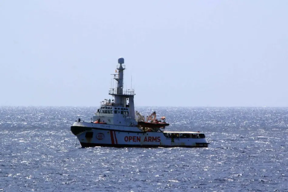 La Open Arms davanti a Lampedusa (Ansa)