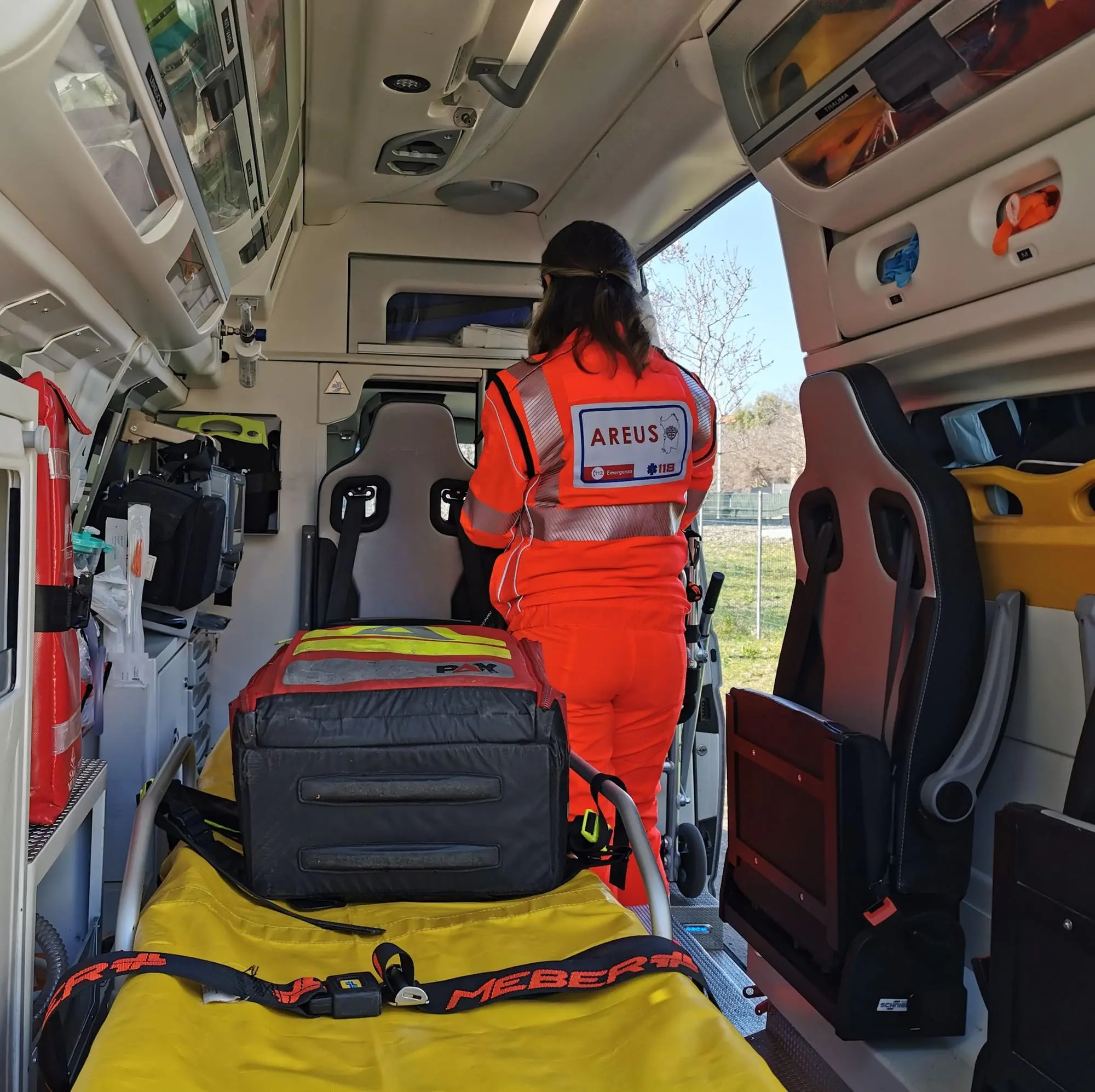 Un'operatrice Areus su un ambulanza