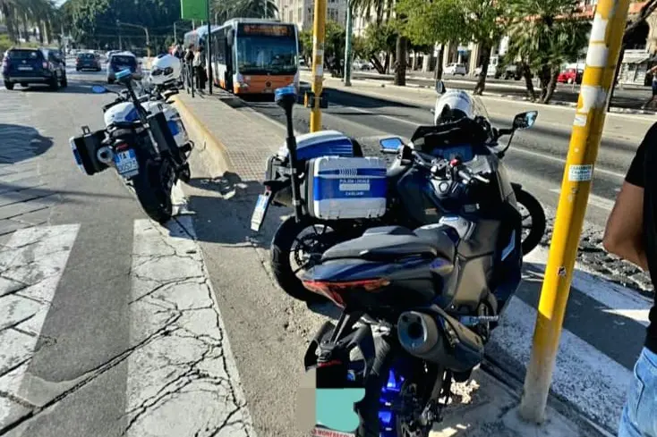 Posto di blocco dei motociclisti della polizia locale (L'Unione Sarda)