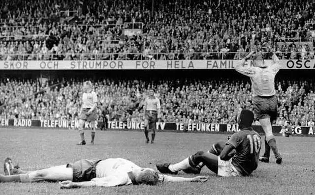 Pelè seduto sull'erba, il Brasile vince il suo primo titolo nel 1958, bisserà nel 1962