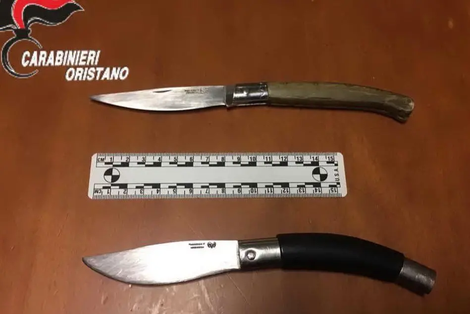 I due coltelli (foto carabinieri)