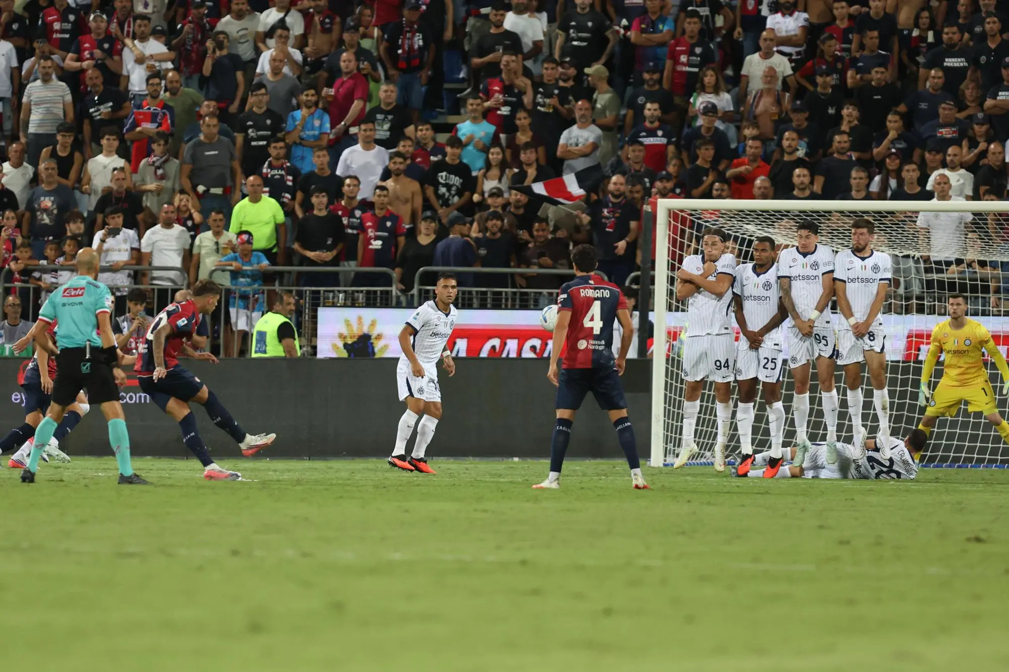 Il Cagliari tiene botta con l’Inter ma deve arrendersi: alla Domus finisce 0-1 Daniel Maldini al tiro su punizione in Cagliari-Inter (foto Ansa)
