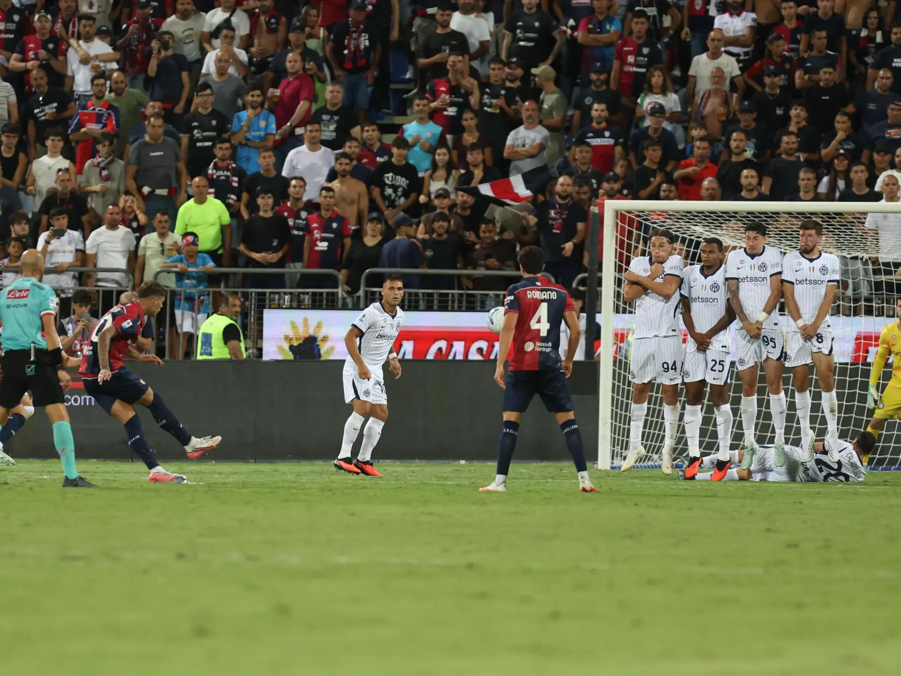 Daniel Maldini al tiro su punizione in Cagliari-Inter (foto Ansa)