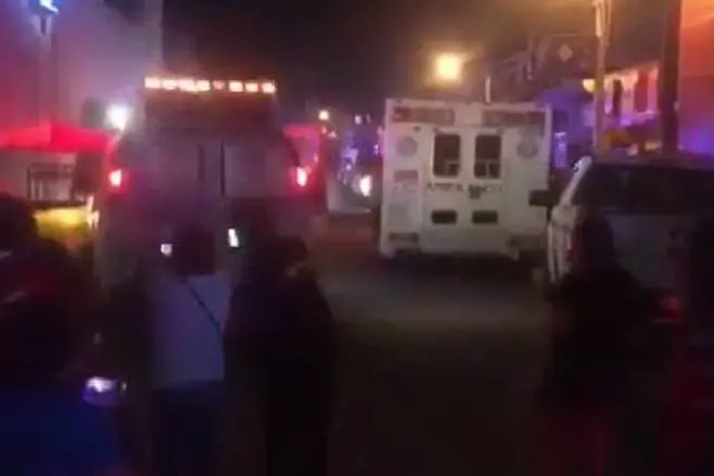 Una delle prime immagini filmate fuori dal locale dopo la strage (foto da frame video Twitter)
