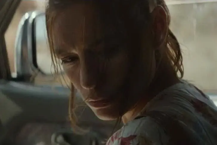 Una scena del film "Ovunque proteggimi" (frame da video)