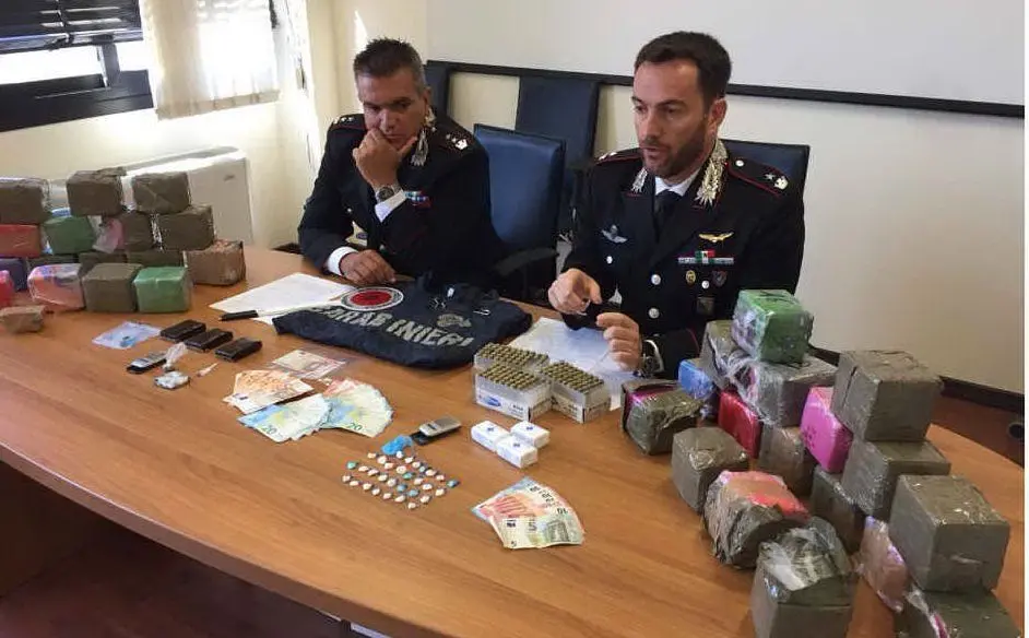 I carabinieri e la droga sequestrata