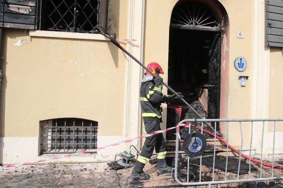 Incendio nella sede dei vigili, due morti nel Modenese