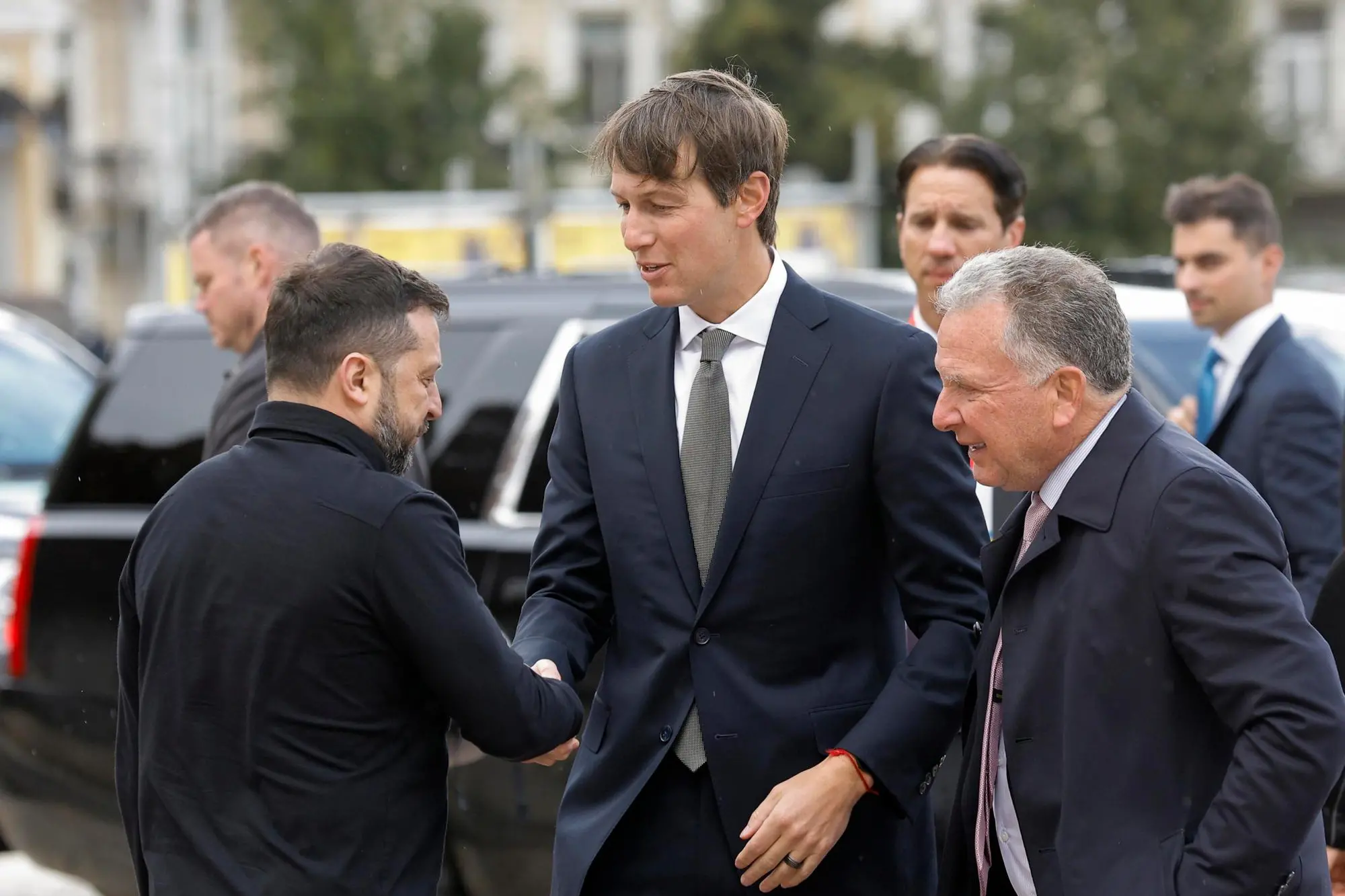 Witkoff e Kushner a Kiev ma i passi avanti non ci sono: «La guerra continua» epaselect epa13216826 Ukrainian President Volodymyr Zelensky (L) welcomes US Special Envoys for Peace, Steve Witkoff (R) and Jared Kushner (C) before their meeting, near the St. Sophia Cathedral in Kyiv, Ukraine, 06 September 2026. The US envoys arrived in Kyiv for talks with the Ukrainian president and his team, one day after their visit to Moscow. EPA/SERGEY DOLZHENKO