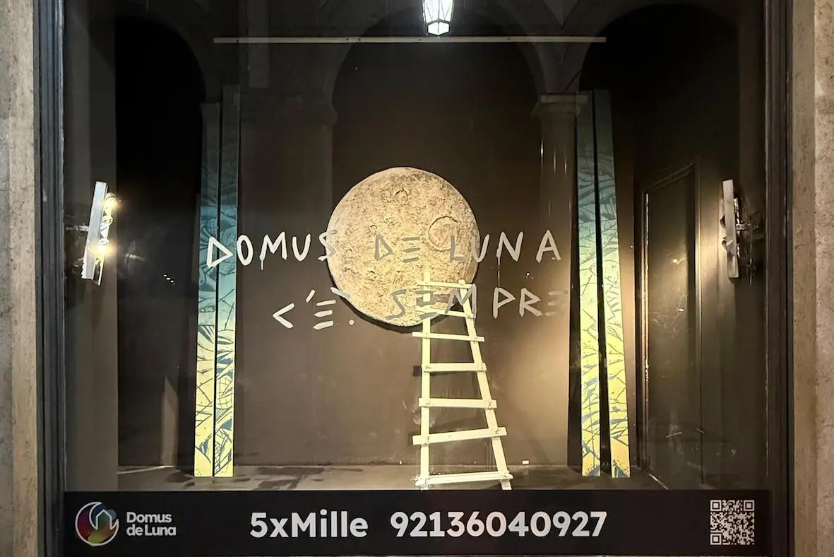 La vetrina della Rinascente dedicata a Domus de Luna