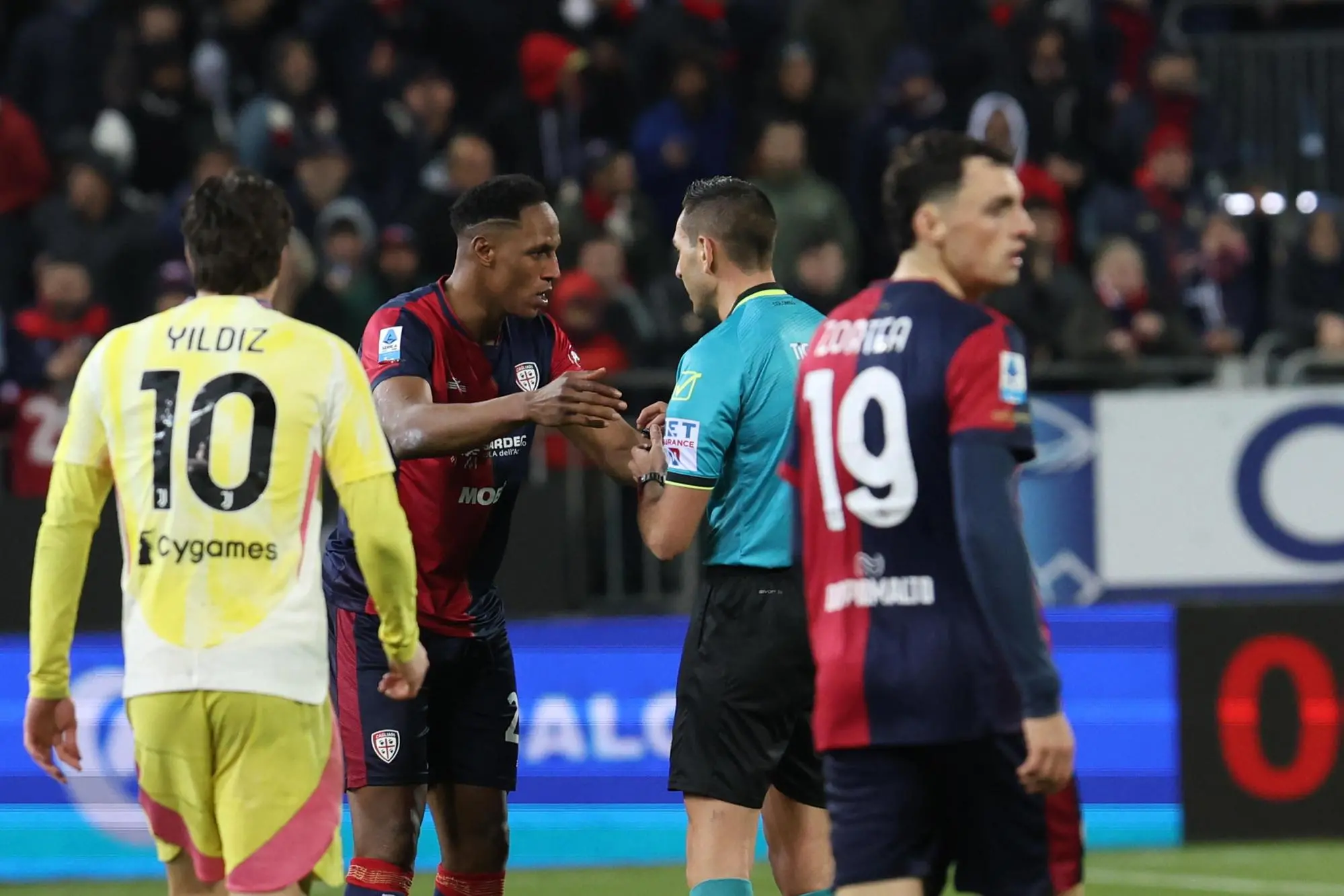 Yerry Mina discute con l'arbitro Andrea Colombo in Cagliari-Juventus (foto Ansa)